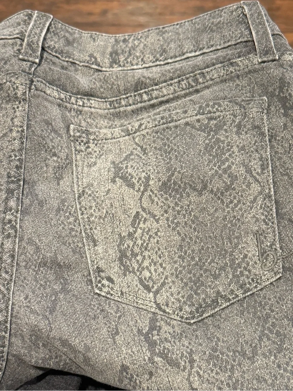 bebe: Snakeskin print grey/fade skinny Jeans. Sz 29